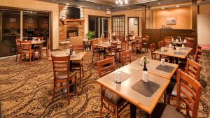 Baymont Inn & Suites في ماريتا: مطعم فيه طاولات وكراسي في الغرفة