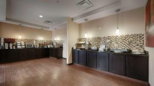 A restaurant or other place to eat at Best Western Plus Cushing Inn & Suites