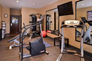Het fitnesscentrum en/of fitnessfaciliteiten van Best Western Wilsonville Inn & Suites