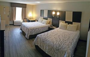 a hotel room with two beds and a window at Best Western Cades Cove Inn in Townsend
