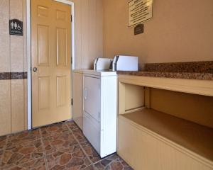 Kuchyň nebo kuchyňský kout v ubytování Americas Best Value Inn Kingsville
