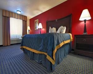 Postel nebo postele na pokoji v ubytování Americas Best Value Inn Kingsville