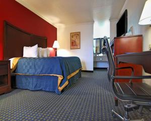 Postel nebo postele na pokoji v ubytování Americas Best Value Inn Kingsville