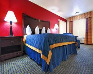 Postel nebo postele na pokoji v ubytování Americas Best Value Inn Kingsville