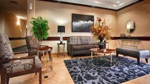 sala de estar con sillas, sofá y mesas en Best Western Plus Katy Inn and Suites en Katy