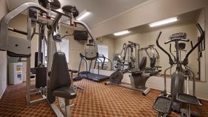 un gimnasio con varias máquinas de correr en una habitación en Best Western Limestone Inn and Suites, en Mexia