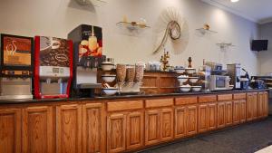 a counter in a restaurant with a coffee shop at Best Western Limestone Inn and Suites in Mexia