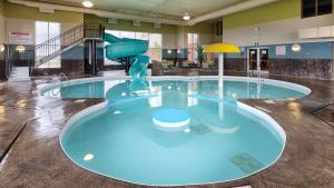 Poolen vid eller i närheten av Best Western Plus Winnipeg West