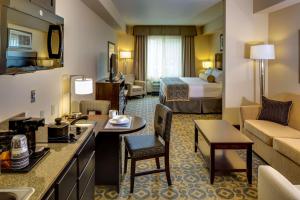 Habitación de hotel con cama extragrande y sala de estar. en Best Western Plus Arlington/Marysville en Arlington