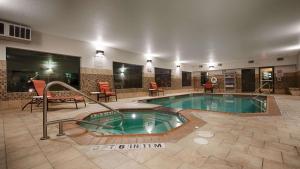 uma piscina no meio de um quarto de hotel em Best Western Plus Palo Alto Inn and Suites em San Antonio
