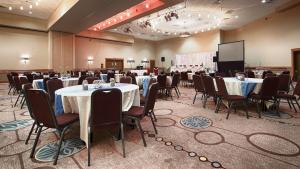 Zona de afaceri și/sau sala de conferințe de la Camrose Resort Hotel
