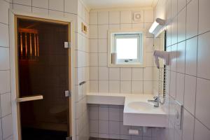 Kylpyhuone majoituspaikassa Kinsarvik Camping