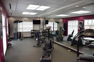 Fitness centrum a/nebo fitness zařízení v ubytování Best Western Plus Dilley Inn & Suites