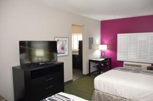 TV a/nebo společenská místnost v ubytování Best Western Plus Dilley Inn & Suites