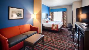 Postel nebo postele na pokoji v ubytování Best Western Plus Tech Medical Center Inn