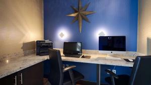 TV a/nebo společenská místnost v ubytování Best Western Plus Tech Medical Center Inn