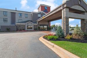 a front view of a hotel with a driveway at Best Western Travelers Rest/Greenville in Travelers Rest