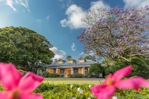 ein Haus mit rosa Blumen davor in der Unterkunft Spicers Clovelly Estate in Montville