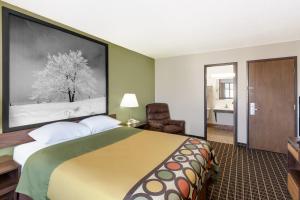 Un pat sau paturi într-o cameră la Super 8 by Wyndham Norfolk