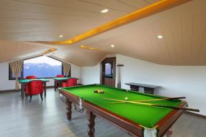 Biliardový stôl v ubytovaní Marigold Sarovar Portico Shimla