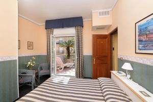 Postel nebo postele na pokoji v ubytování Hotel Morchio Mhotelsgroup + 37 fotografií