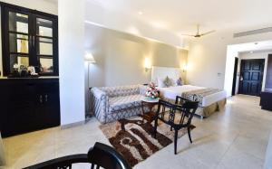 Postel nebo postele na pokoji v ubytování Silver Sands Serenity Resort, Candolim