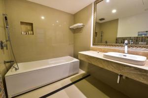 Koupelna v ubytování Silver Sands Serenity Resort, Candolim