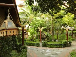 O grădină în afara Diana Garden Resort - SHA Extra Plus