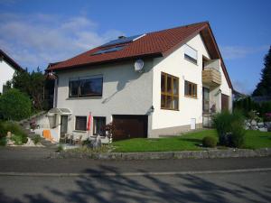 a white house with a red roof at Ferienwohnung Schwäbische Alb in Justingen