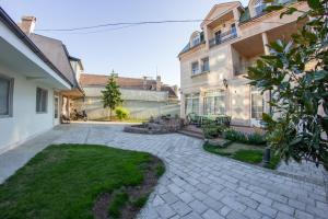 un patio de una casa con un edificio en Villa Ami en Novi Sad