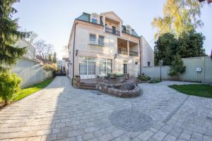 uma casa grande com uma entrada de tijolos em frente em Villa Ami em Novi Sad