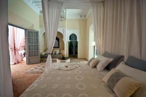 sala de estar con sofá y mesa en Riad Nashira & Spa, en Marrakech