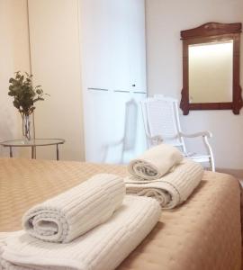 1 dormitorio con 1 cama con toallas en Apartamento Bellavista, en Luarca