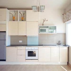 una cocina con armarios blancos y fregadero en Apartamento Bellavista, en Luarca