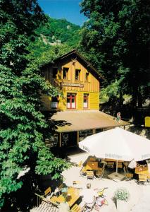 Ein gelbes Haus mit einem Haufen Stühle davor. in der Unterkunft Gasthaus Koenigsruhe in Thale