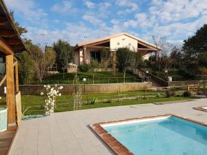 Bazén v ubytovaní Agriturismo Collelungo di Maremma alebo v jeho blízkosti