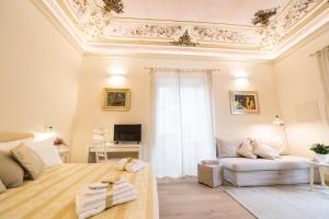 Habitación con cama, sofá y techo. en Il Leone Blu, en Catania