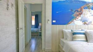 une chambre avec un lit et un tableau au mur dans l'établissement Tascany Sea Beach Chaam-Huahin, à Cha Am