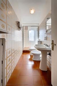 アオスタにあるアルベルゴ マンクーゾ デル ヴォイゾンのバスルーム(洗面台2つ、トイレ2つ付)