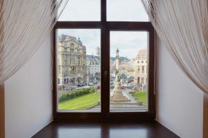 リヴィウにあるApartment Mitskevycha Square 5の市街の景色を望む開口窓