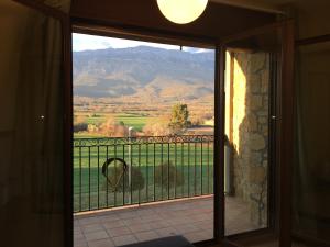 アヘルにあるApartament Vall d'Àgerの山の景色を望む窓付きの部屋