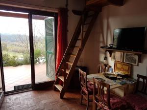Televízia a/alebo spoločenská miestnosť v ubytovaní Agriturismo Collelungo di Maremma