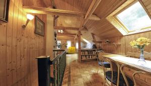 comedor con paredes de madera y tragaluz en Gasthaus Koenigsruhe, en Thale