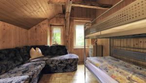 ein Wohnzimmer mit einem Sofa und einem Etagenbett in der Unterkunft Gasthaus Koenigsruhe in Thale