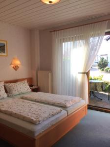 1 Schlafzimmer mit 2 Betten und einem Fenster in der Unterkunft Gästehaus Hanewald in Bad Dürkheim