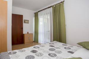 una camera con letto e finestra di Apartment Zeljko 34 a Pola (Pula)