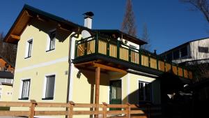 un bâtiment avec un balcon au-dessus dans l'établissement Gütl Plank, à Altaussee