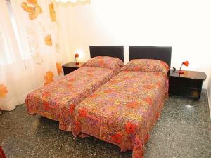 リニャーノ・サッビアドーロにあるLignano Pineta Villa mit Gartenのベッドルーム1室(ベッド1台、ナイトスタンド2台、ベッドサイドサイドサイドサイドサイドサイドサイドサイドサイドサイドサイドサイドサイドサイドサイドサイドサイドサイドサイドサイドサイドサイドサイドサイドサイドサイドサイドサイドサイドサイドサイドサイドサイドサイドサイドサイドサイドサイドサイドサイドサイドサイドサイドサイドサイドサイドサイドサイドサイドサイドサイドサイドサイドサイドサイドサイドサイドサイドサイドサイドサイドサイドサイドサイドサイドサイドサイドサイドサイドサイドサイドサイドサイドサイドサイドサイドサイドサイドサイドサイドサイドサイドサイドサイドサイドサイドサイドサイドサイドサイドサイドサイドサイドサイドサイドサイドサイドサイドサイドサイドサイドサイドサイドサイドサイドサイドサイドサイドサイドサイドサイドサイドサイドサイド