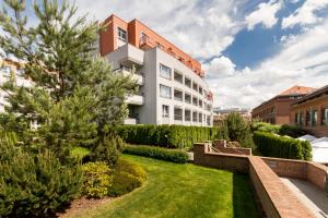 un edificio con un prato di fronte a un edificio di Albertov Rental Apartments a Praga