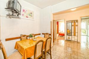 una sala da pranzo con un tavolo e una TV a parete di Apartments Creska 629 a Rabac